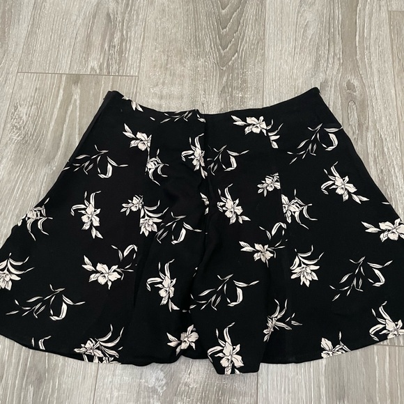 Shorts with side zipper - Picture 2 of 3